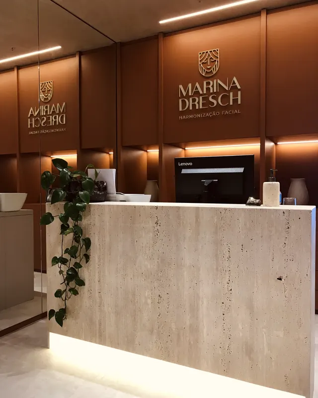 Recepção do consultório, com o nome Marina Dresch na parede de madeira